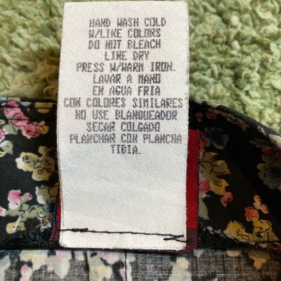 Vintage Blue brand skirt, size 7. Delicate floral pattern on a black backdrop. - Picture 9 of 9